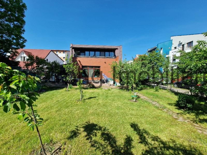 Vanzare vilă cu gradina Uverturii